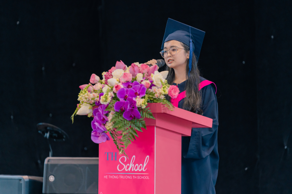 Đại diện khóa 2021, eEm Hoàng Xuân Ngân đã có những chia sẻ đầy xúc động về khoảng thời gian học tập dưới mái trường TH School